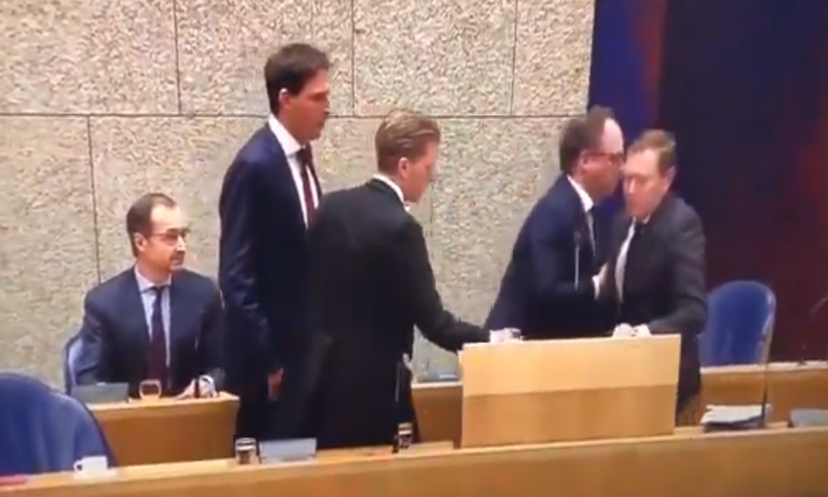 Κορoνοϊός: Κατέρρευσε υπουργός της Ολλανδίας στη Βουλή (vid)