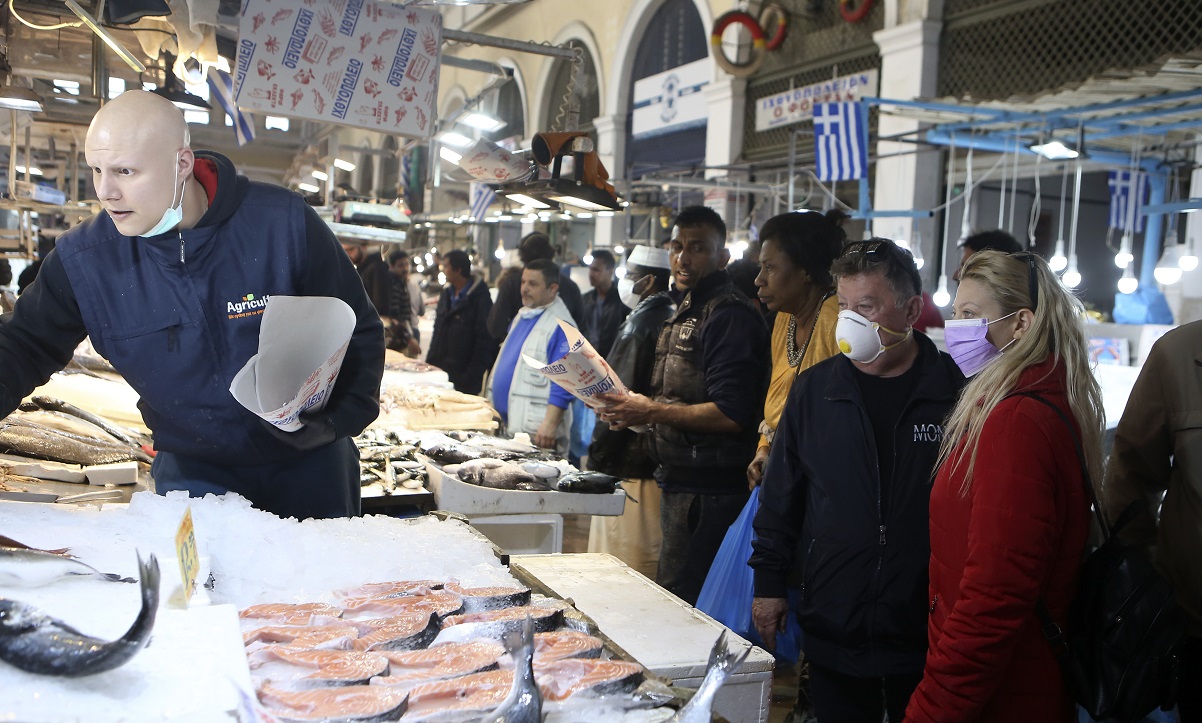 Κορονοϊός: Αρκετός κόσμος στην κεντρική κρεαταγορά και ψαραγορά της Αθήνας (pics)