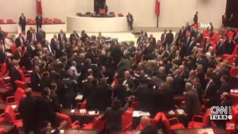 Τουρκία: Ξύλο στη Βουλή για χάρη του Ερντογάν (vid)