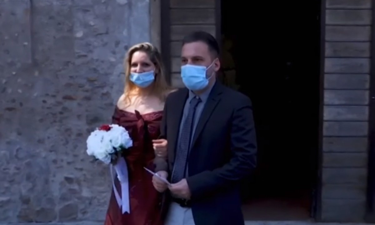 Κορονοϊός – Ιταλία: Γάμος με μάσκες στη Ρώμη (vid)
