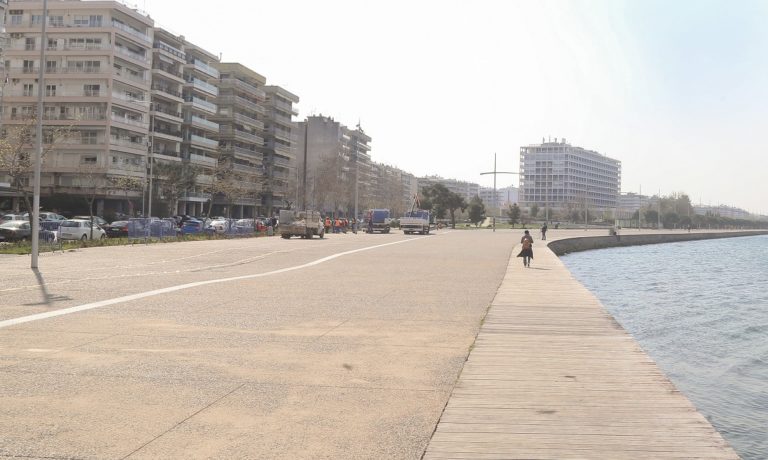 Κορονοϊός - Θεσσαλονίκη: Ελάχιστος κόσμος στην παραλία - Χωρίς κόσμο και η αγορά Καπάνι (vids)