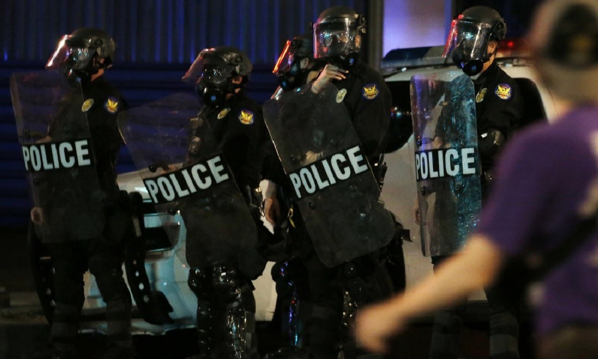 Τζορτζ Φλόιντ: Και αστυνομικοί στις διαδηλώσεις για τη δολοφονία του (vid)
