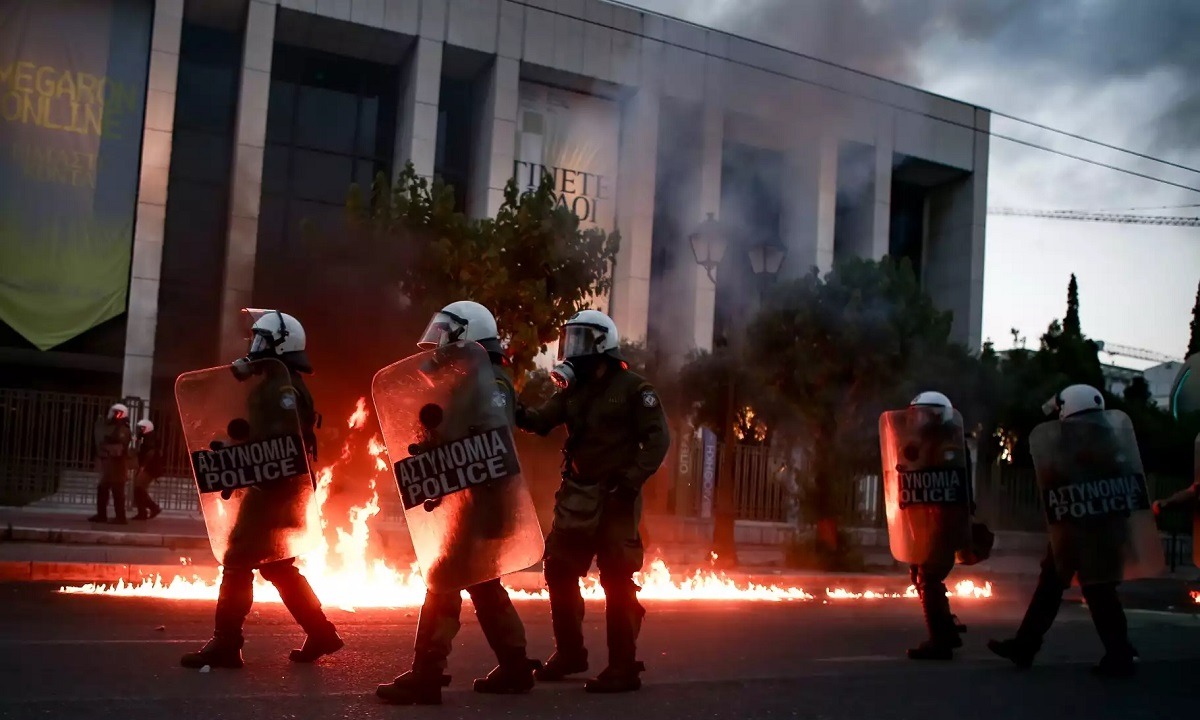 Επεισόδια στην Αθήνα: Έσπασαν βιτρίνες και στο Κολωνάκι -7 προσαγωγές μετά την πορεία