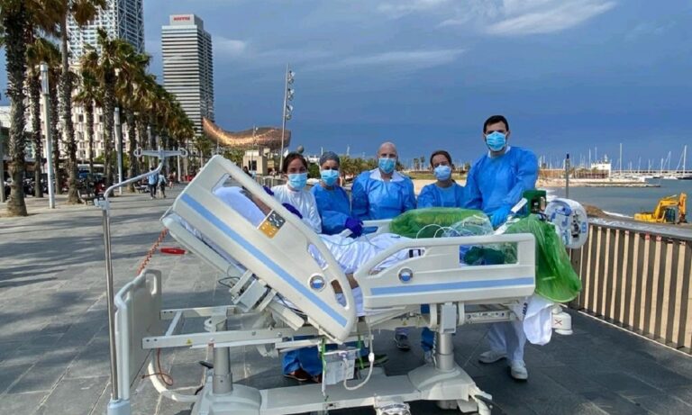Βαρκελώνη: Νοσηλευτές πηγαίνουν βόλτα στη θάλασσα ασθενείς με κορονοϊό
