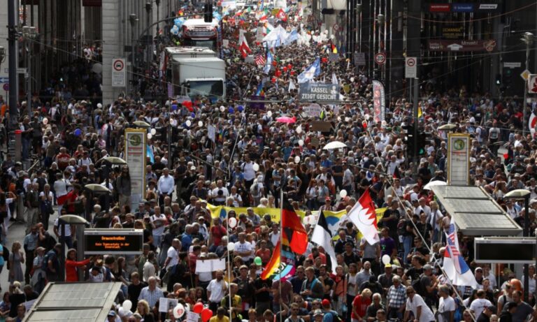 Μεγάλες διαδηλώσεις σε όλη την Ευρώπη: «Ο κορονοϊός είναι ένα μεγάλο ψέμα» (pics, vids)