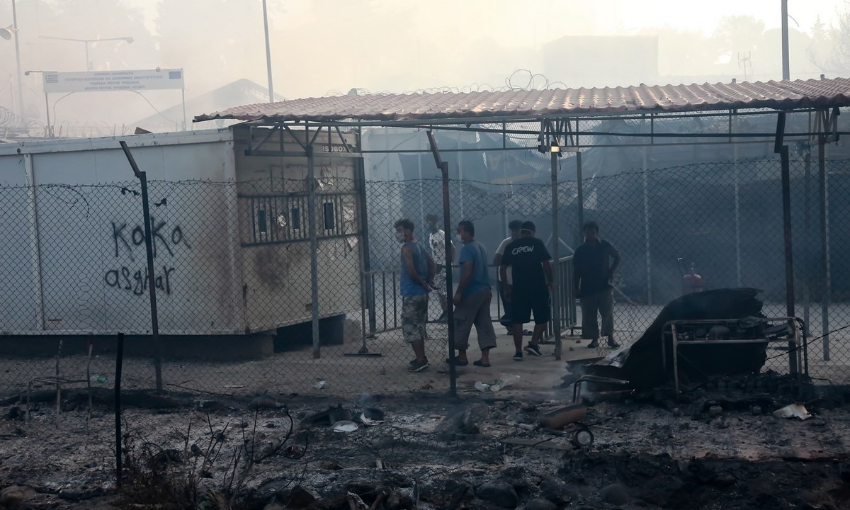 Μόρια: Τραγουδούσαν «bye bye Μόρια» την ώρα που το ΚΥΤ φλεγόταν (vid)