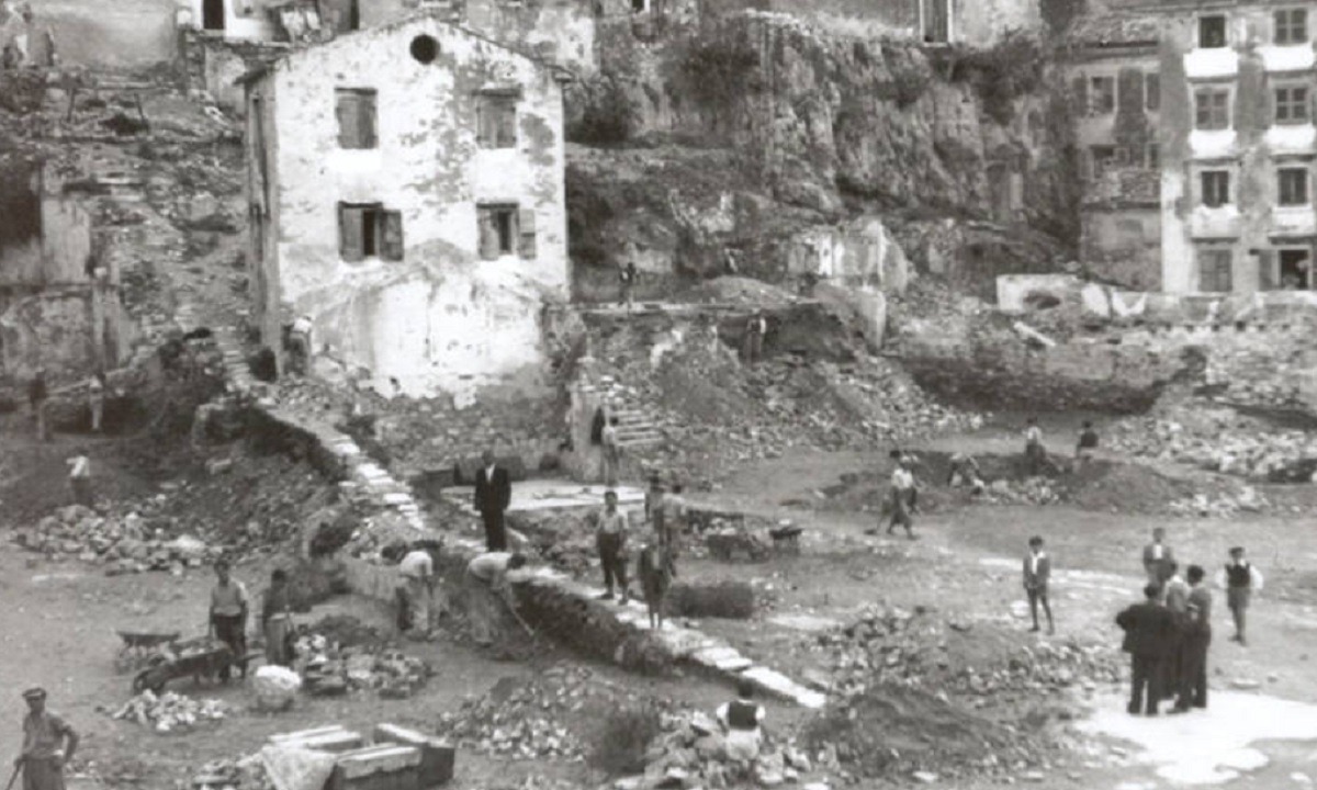 28η Οκτωβρίου: Έρμαιο των Ιταλών, των Γερμανών και των Αγγλοαμερικανών, στη διάρκεια του Β' Παγκοσμίου Πολέμου έγινε η Κέρκυρα, η οποία βομβαρδίστηκε συνολικά 195 φορές.