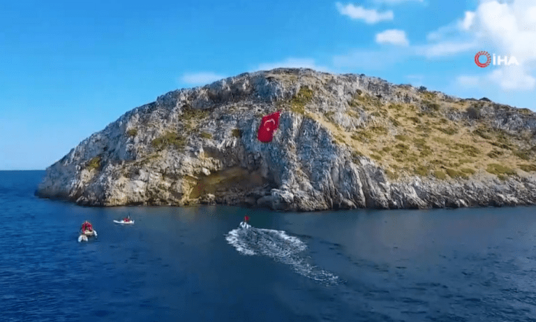 Ελληνοτουρκικά: Ύψωσαν τεράστια τουρκική σημαία απέναντι από τα Ίμια!