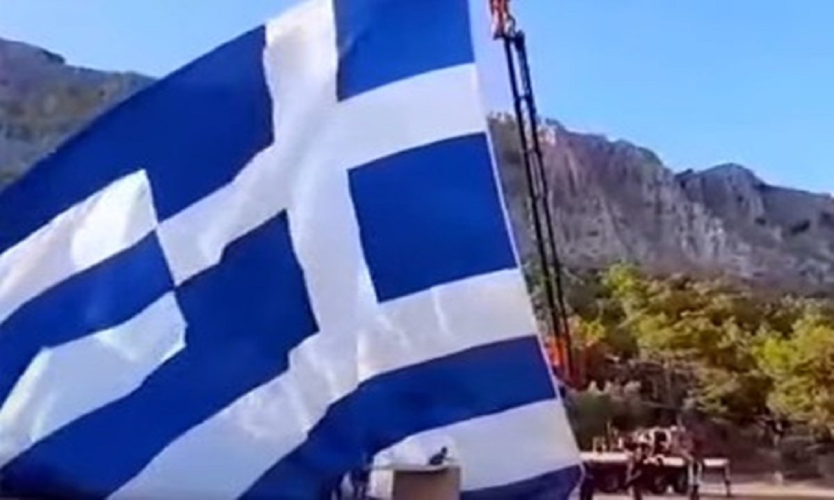 Το… τερμάτισαν οι Τούρκοι: «Πρόκληση η τεράστια ελληνική σημαία στο Καστελόριζο!» (vids)