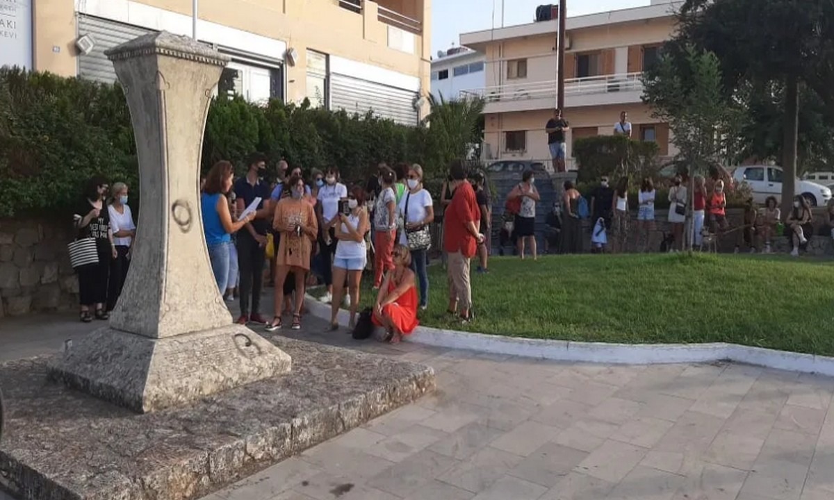 Κρήτη: Φιλόζωοι στην πλατεία των Κουνουπιδιανών για τον 55χρονο που κακοποίησε βάναυσα τον σκύλο του