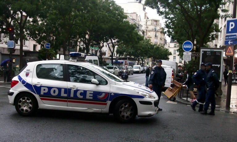 Παρίσι: Η στιγμή που η αστυνομία σκοτώνει τον δράστη της επίθεσης (vid)