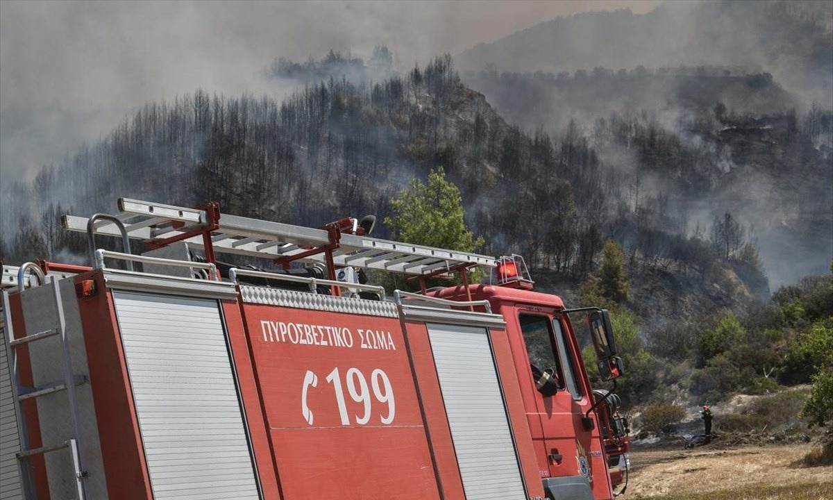 Ζάκυνθος: Μεγάλη μάχη με τη φωτιά από την Πυροσβεστική