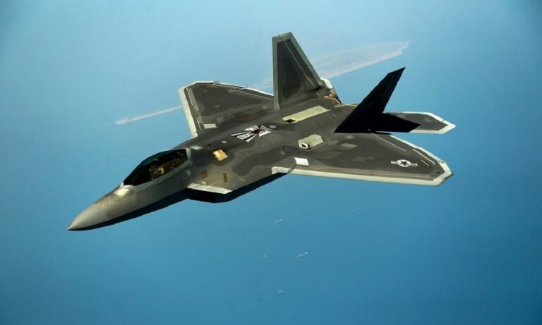 Απίστευτα πλάνα που «κόβουν» την ανάσα από το πιλοτήριο ενός stealth μαχητικού αεροσκάφους F-22 Raptor