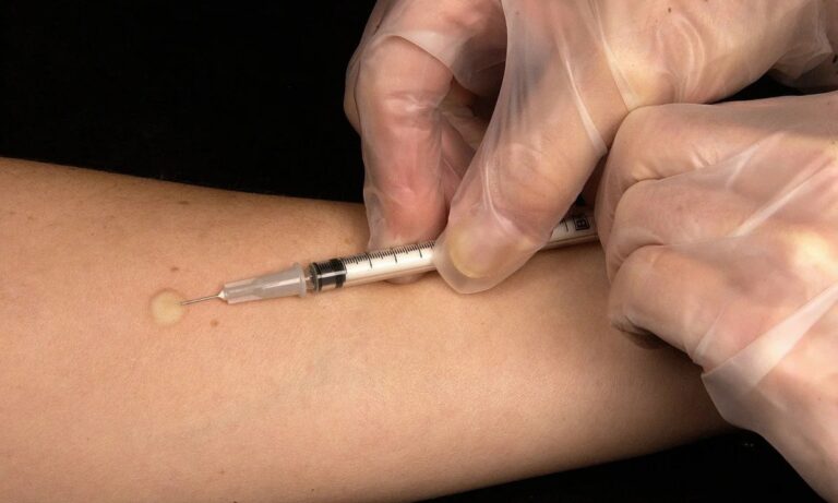Εμβόλιο: Έρχεται σε εβδομαδιαίες δόσεις με απόφαση της Ε.Ε.
