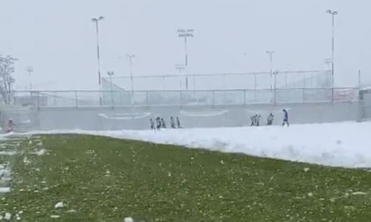 Ο Ολυμπιακός προετοιμάζεται για το ματς με την Αϊντχόφεν, όπου η προπόνηση γίνεται στο χιονισμένο Ρέντη, ενώ το έστρωσε και στο Καραϊσκάκη