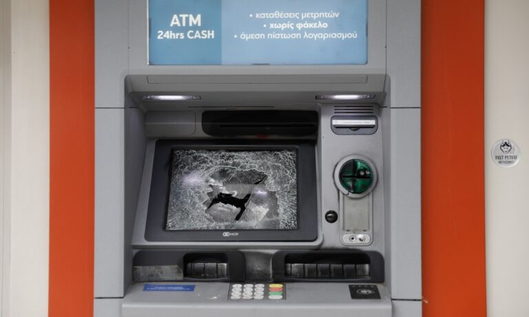 Αθήνα: Άλλη μία νύχτα με μπαράζ επιθέσεων σε ATM και αυτοκίνητα