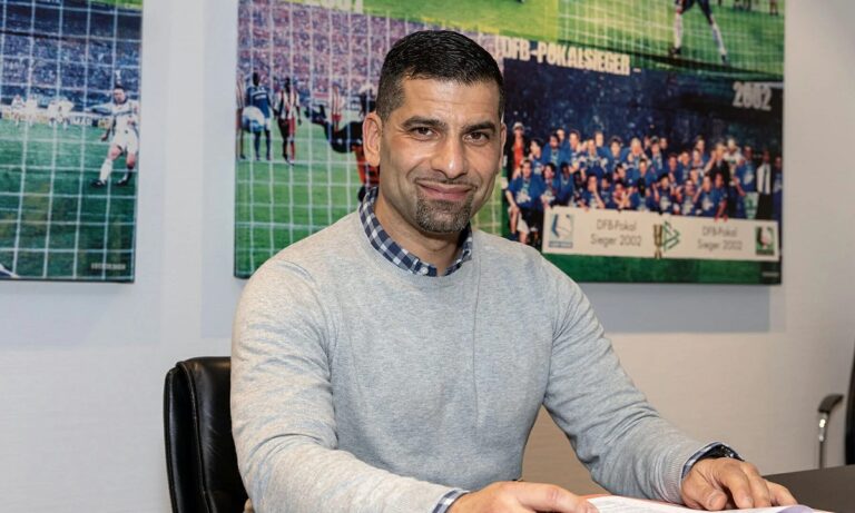 Ο Δημήτρης Γραμμόζης ανακοινώθηκε από τη Σάλκε. Ο Έλληνας προπονητής υπέγραψε συμβόλαιο ως το καλοκαίρι του 2022.