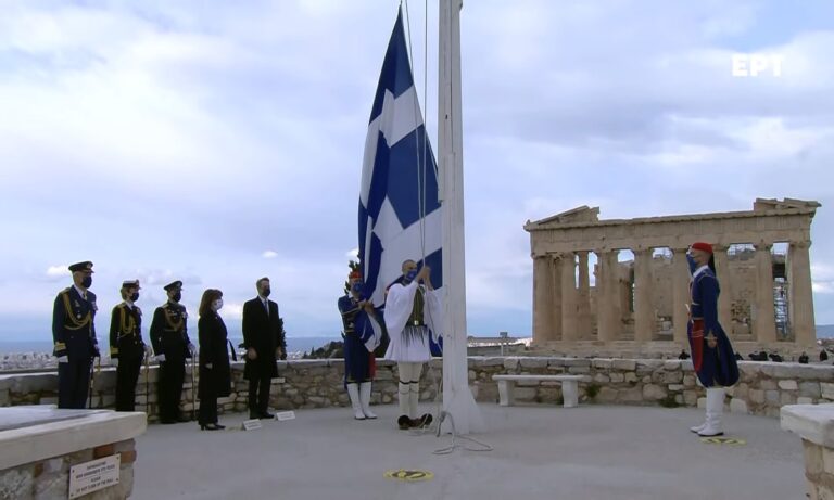 25η Μαρτίου: Η έπαρση της σημαίας στον Ιερό Βράχο της Ακρόπολης (vid)