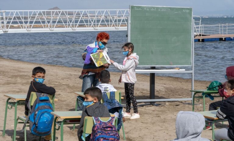 Ισπανία – Απίστευτο: Έκαναν… σχολείο την παραλία (pics)