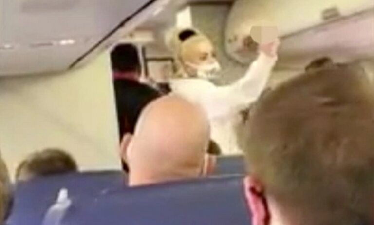 TikTok: Video από αεροπλάνο – Γυναίκα αρνείται να βάλει μάσκα – Χειρονομίες και ένταση
