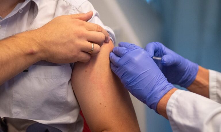 Εμβόλιο: Τρία εκατομμύρια άτομα εμβολιάζονται – Ανοίγει η πλατφόρμα για ηλικίες 30-49