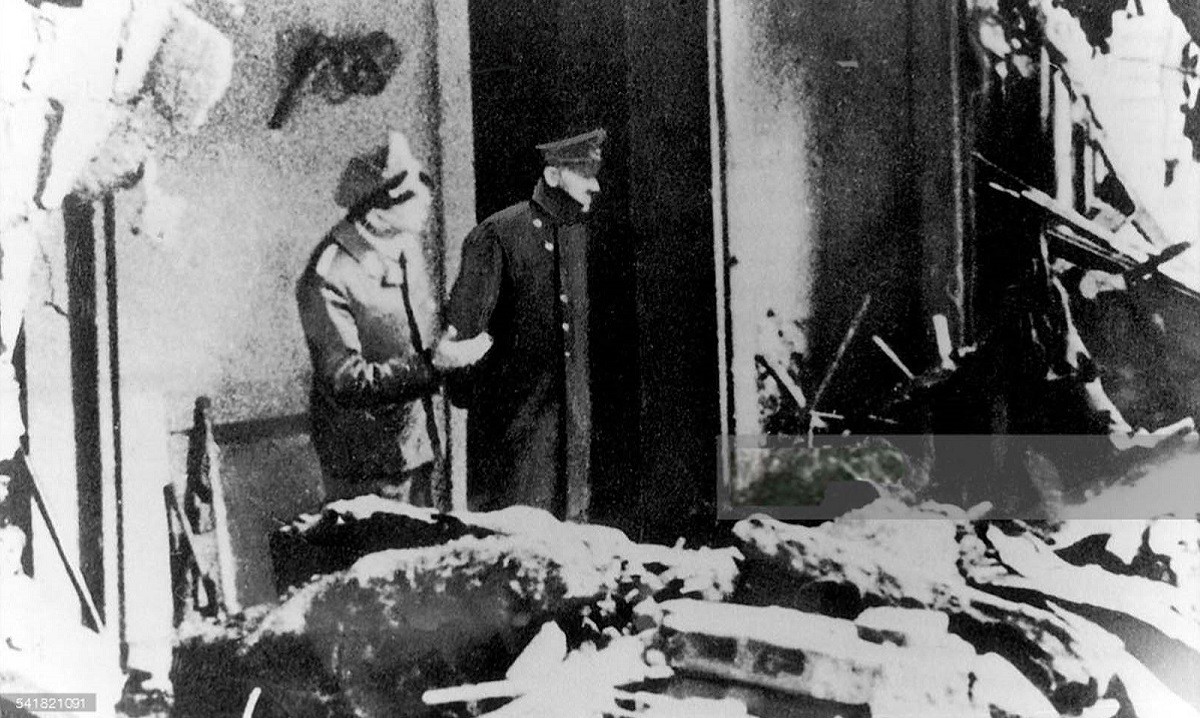 Σαν σήμερα στις 30 Απριλίου 1945 ο Αδόλφος Χίτλερ και η Εύα Μπράουν αυτοκτονούν με δηλητήριο, μία μέρα μετά το γάμο τους.