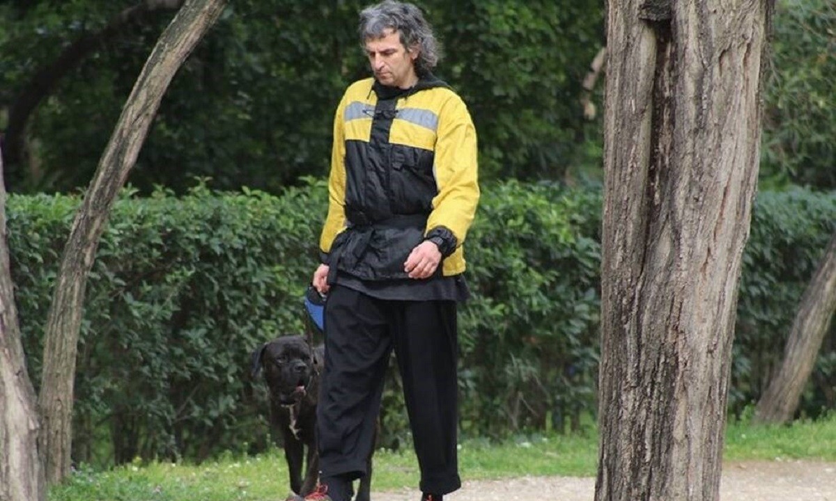 Άρης Σερβετάλης: Αγνώριστος στη χαλαρή βόλτα με τον σκύλο του στο Ζάππειο (pics)
