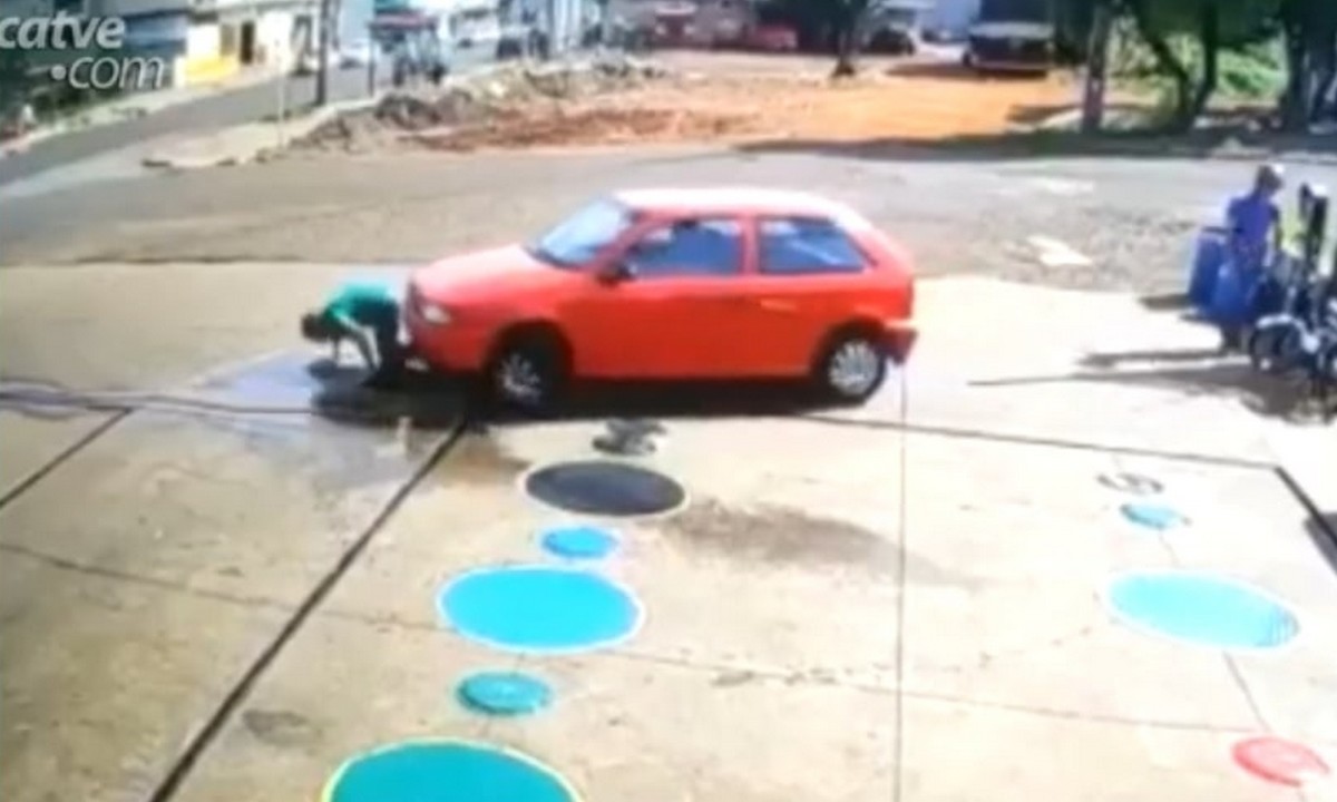 Ένα βίντεο από κάμερα ασφαλείας δείχνει τη στιγμή που ένας εργαζόμενος βενζινάδικου παρασύρεται από αυτοκίνητο στη Βραζιλία.
