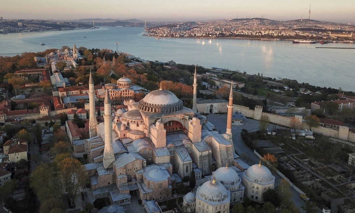 Ελληνοτουρκικά: Προκλητική η Τουρκία στην Αγιά Σοφιά- «Δεν υπάρχει άλλος θεός, εκτός από τον Αλλάχ»