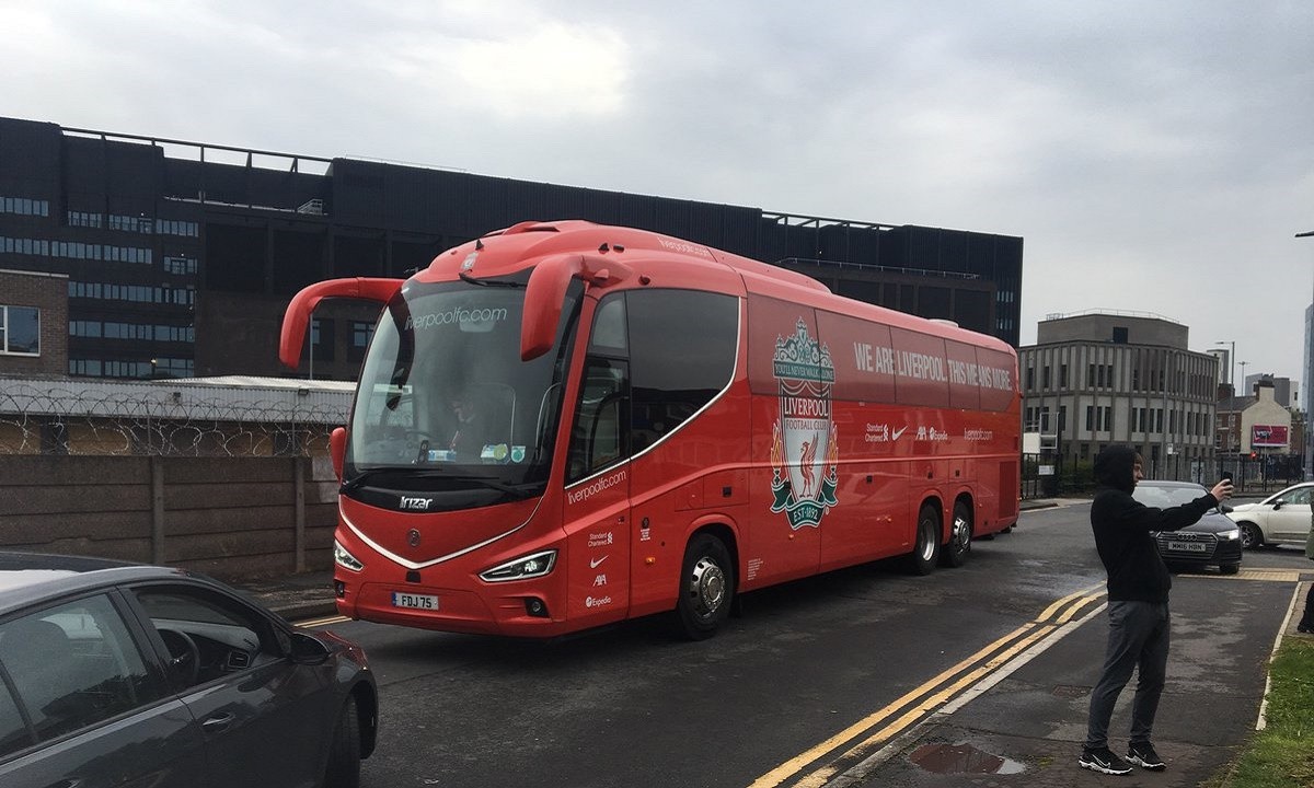 Premier League: Οπαδοί της Γιουνάιτεντ την...έπεσαν στο λεωφορείο της Λίβερπουλ (vid)