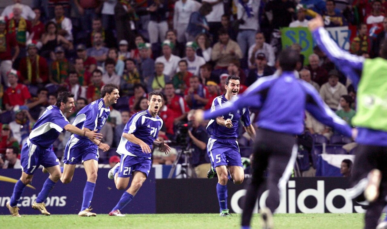 Σαν Σήμερα πριν από 17 χρόνια, η Εθνική Ελλάδας, κέρδισε την Τσεχία με γκολ του Δέλλα στο Euro 2004 και προκρίθηκε στον τελικό.