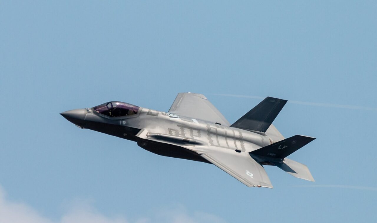 Σύμφωνα με το ειδησεογραφικό πρακτορείο Reuters η Ελβετία επέλεξε το F-35 A Lightning II και το αντιαεροπορικό – αντιπυραυλικό σύστημα Patriot στο πλαίσιο του προγράμματος Air 2030.