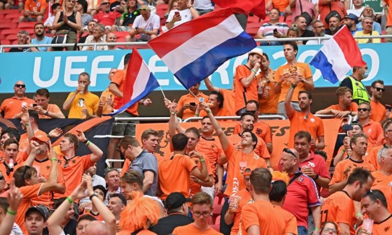 Euro: Yπέροχη είναι η ατμόσφαιρα στην «Puskas Arena» της Βουδαπέστης στην αναμέτρηση της Ολλανδίας με την Τσεχία.