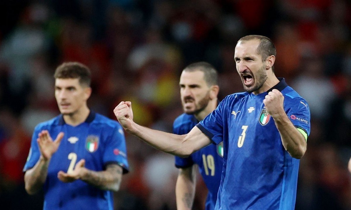 Euro 2020: Ο άτυχος Σπινατσόλα πανηγύρισε έξαλλα από τον καναπέ του την πρόκριση της Ιταλίας