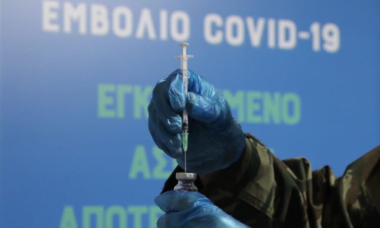 Υποχρεωτικός εμβολιασμός: Ένα βήμα απ’ τις ανακοινώσεις  – Από ποιες επαγγελματικές ομάδες θα αρχίσει