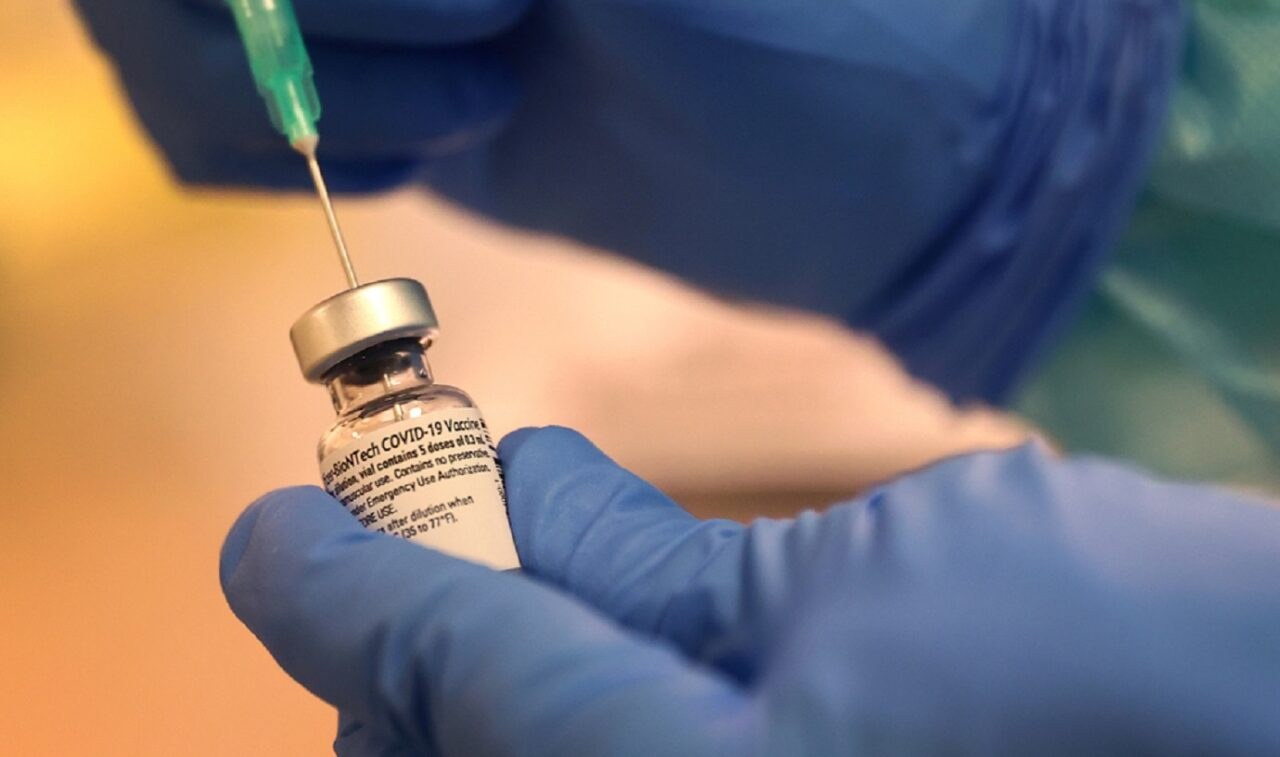 Κορονοϊός - Εμβόλιο: Ποιοι θα χρειαστούν 3η δόση Pfizer/BioNTech και Moderna