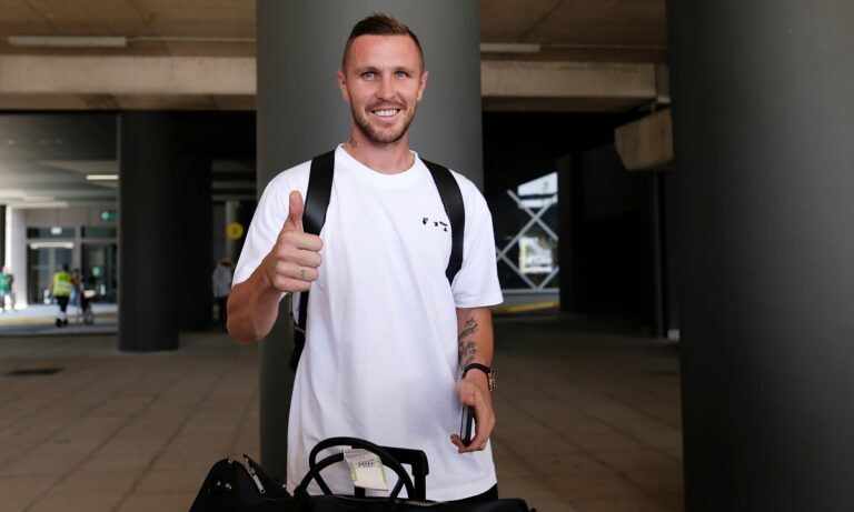 Ο Γιασμίν Κούρτιτς έφτασε στη Θεσσαλονίκη για λογαριασμό του ΠΑΟΚ, προκειμένου να υπογράψει το νέο του συμβόλαιο με τον Δικέφαλο.
