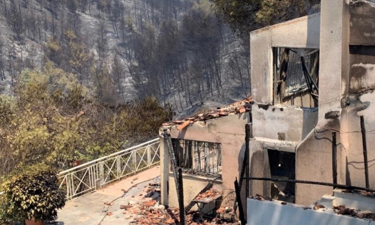 Φωτιά στην Αττική: Πάνω από 300 σπίτια και πολλές επιχειρήσεις έχουν υποστεί ζημιές στην Αττική από τις φωτιές που ξέσπασαν.