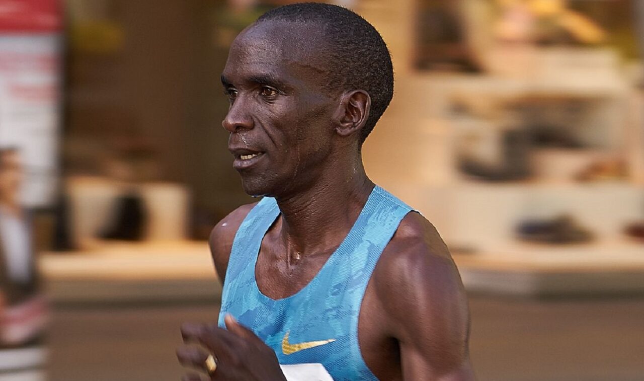 Ο Έλιουντ Κιπτσόγκε επιβεβαίωσε το ρόλο του φαβορί και αναδείχθηκε χρυσός ολυμπιονίκης στο Μαραθώνιο στο Σαπόρο τερματίζοντας σε 2:08.38.