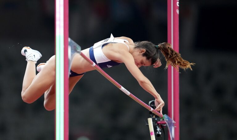 Ολυμπιακοί Αγώνες 2020- Στίβος: Η Κατερίνα Στεφανίδη 4,80μ. με τη δεύτερη- Αγκαλιάζει το μετάλλιο