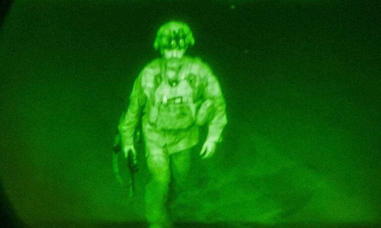 Ιστορική χαρακτηρίζεται η φωτογραφία του Chris Donahueμε τον τελευταίο Αμερικανό στρατιώτη που φεύγει από το Αφγανιστάν.