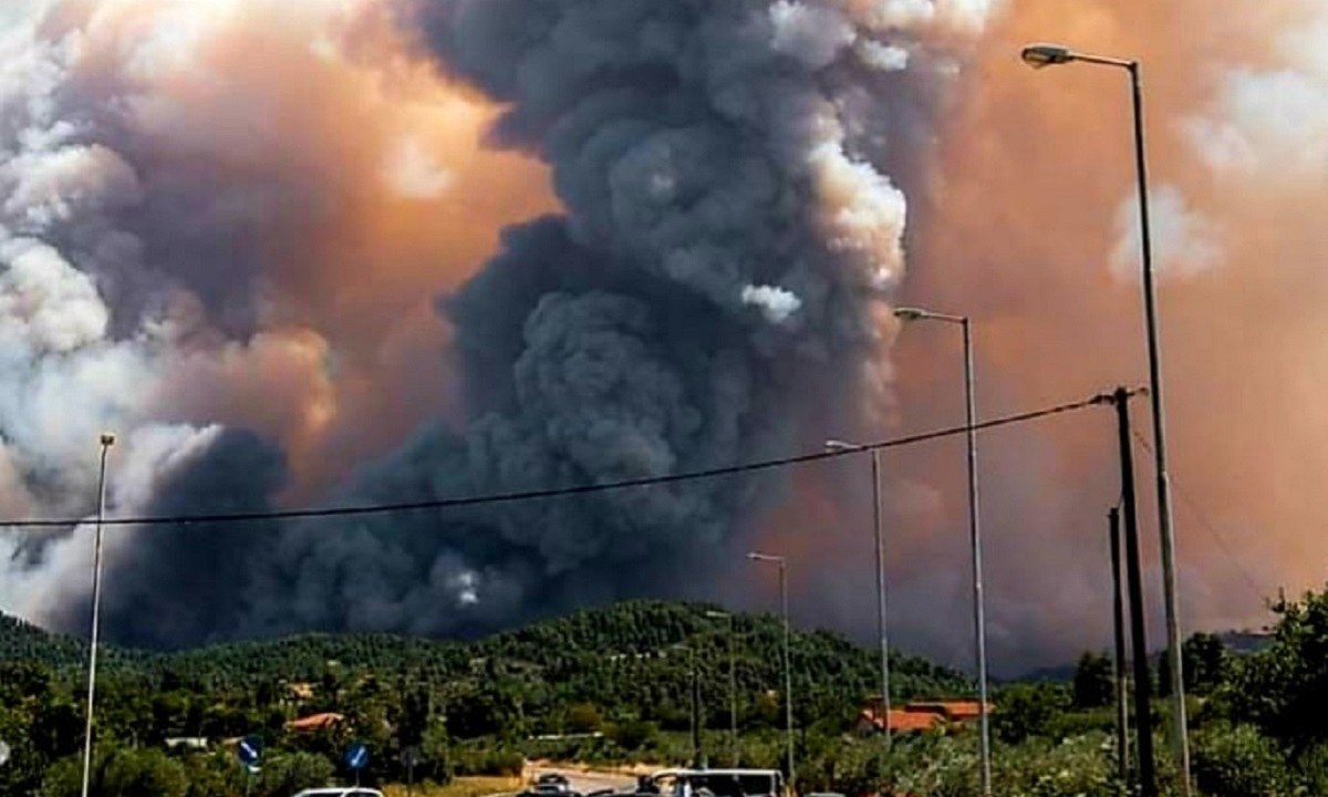 Η φωτιά στην Εύβοια συνεχίζει να μαίνεται ανεξέλεγκτη και αρκετές περιοχές της Βόρειας Εύβοιας πρέπει να εκκενωθούν από τους πολίτες. Σε κατάσταση έκτακτης ανάγκης η Ιστιαία.