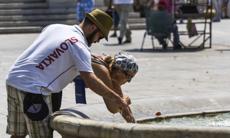 Ο καύσωνας δε λέει να υποχωρήσει, με τον υδράργυρο το απόγευμα της Τρίτης στη Θεσσαλονίκη να ξεπερνά ακόμα και τους 47°C.