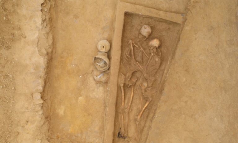 Δύο αρχαίους σκελετούς αγκαλιασμένους σε κοινό τάφο ανακάλυψαν αρχαιολόγοι στη βόρεια Κίνα.
