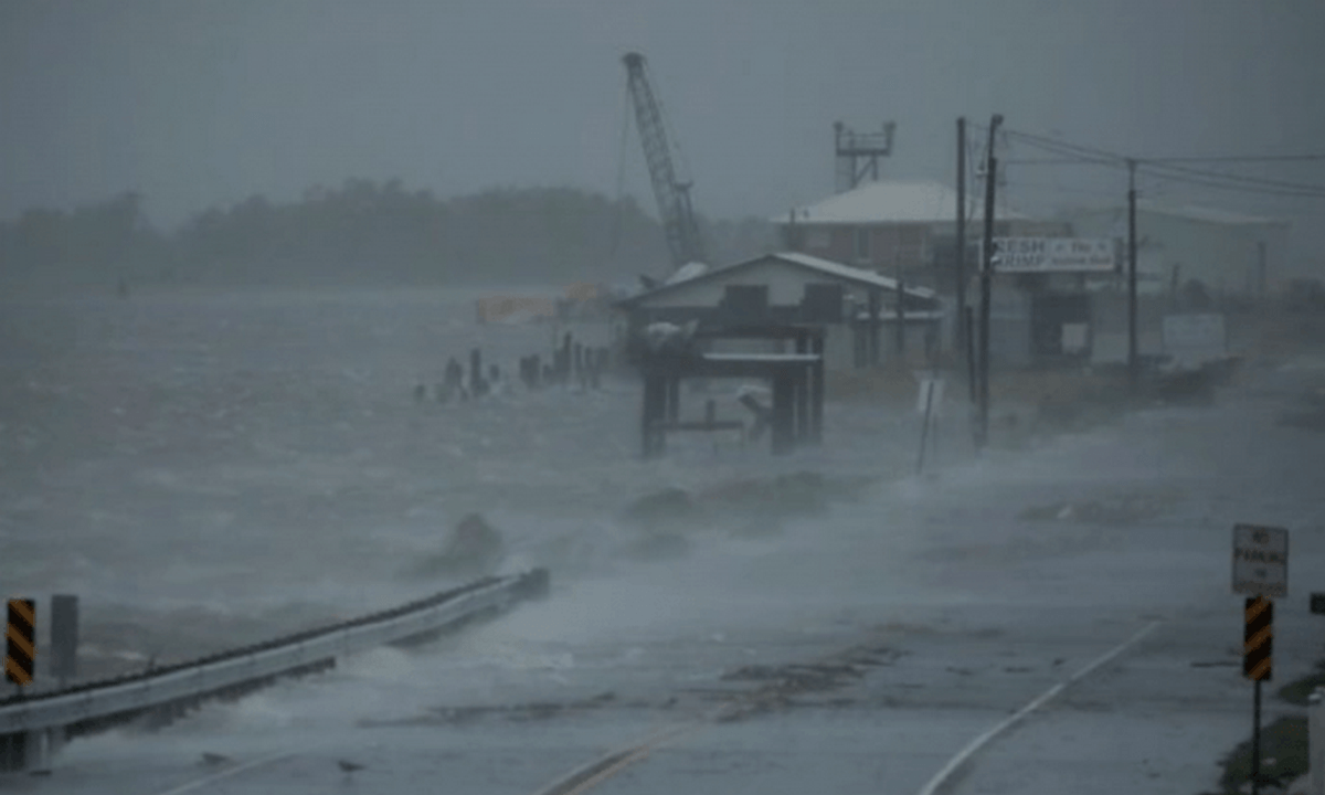 Ένα θύμα και σοβαρές καταστροφές έχει προκαλέσει μέχρι τώρα ο τυφώνας Άιντα, που σαρώνει τη Λουιζιάνα των ΗΠΑ. Χθες Κυριακή έμεινε χωρίς