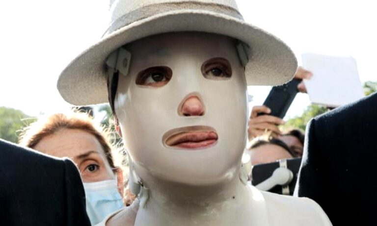 Επίθεση με βιτριόλι: Με μια ειδική, λευκή, πλαστική μάσκα εμφανίστηκε στο Μικτό Ορκωτό Δικαστήριο Αθηνών η 35χρονη Ιωάννα Παλιοσπύρου.
