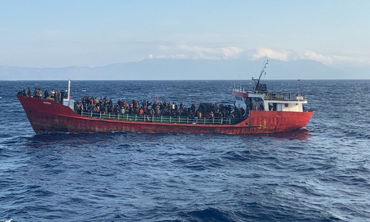 Θρίλερ στην Κρήτη με ένα φορτηγό πλοίο υπό τουρκική σημαία μεταφέρει 400 μετανάστες! Η Ελλάδα ζητά να επιστρέψει στην Τουρκία.