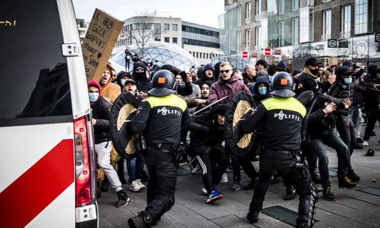 Στην Ολλανδία, επεισόδια σημειώθηκαν στην Χάγη, σε διαδήλωση που πραγματοποιήθηκε ενάντια στα μέτρα για τον κορονοϊό.