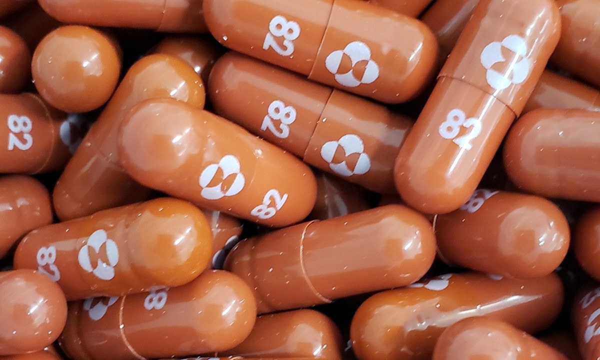 Οι βρετανικές αρχές χορήγησαν άδεια για το φάρμακο της Merck κατά του κορονοϊού, για όσους έχουν εκδηλώσει ήπια έως μέτρια συμπτώματα.