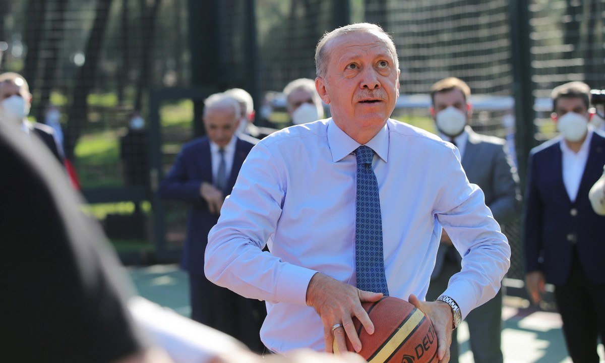 O Ρετζέπ Ταγίπ Ερντογάν με την μπάλα του μπάσκετ